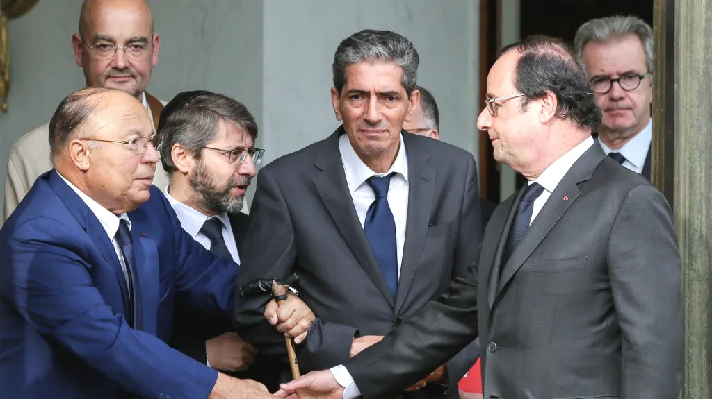 Francois Hollande při potřesení rukou s Dalilem Boubakeurem