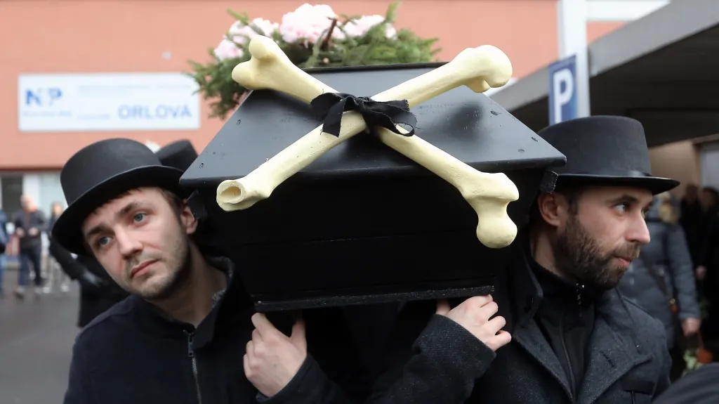 Pohřební průvod za ortopedické oddělení v Orlové