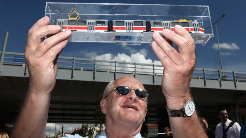 Domů si odnáší alespoň její model, který mu za více než čtvrtstoletí vzájemného soužití věnoval Dopravní podnik