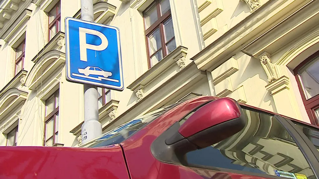 Podle dopravního odboru mají řidiči parkovat přesně podle značky