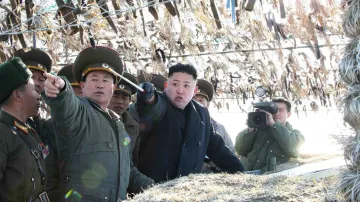 Kim Čong-un s vojenskými důstojníky
