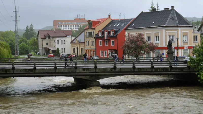 Hladina Rožnovské Bečvy ve Valašském Meziříčí