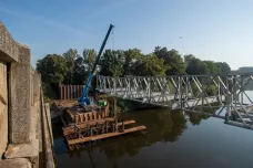 V Řečanech nad Labem instalují provizorní most. Hotový má být do konce října