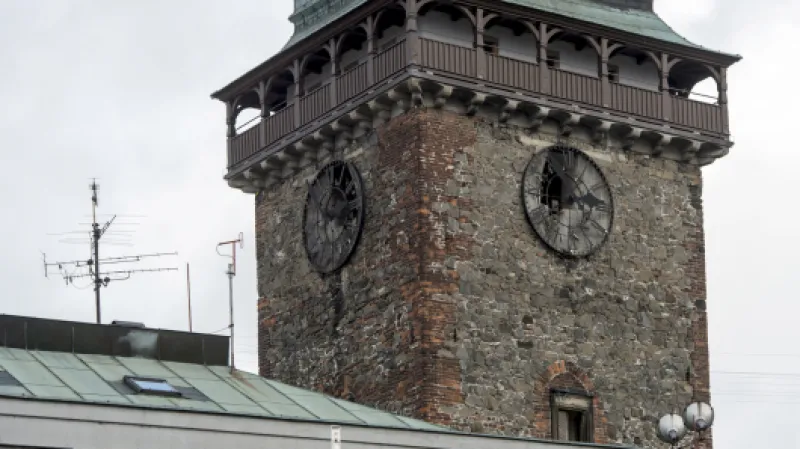 Poškozené hodinové ciferníky na Zelené bráně v Pardubicích, dominantě krajského města,  Autor: Taneček David,  Zdroj: ČTK