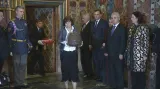 Pracovníci Pražského hradu vynášejí korunovační klenoty
