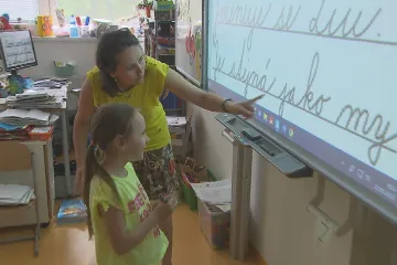 Vláda chce nabrat osm tisíc státních zaměstnanců, hlavně do škol. Opozice požaduje propustit víc úředníků