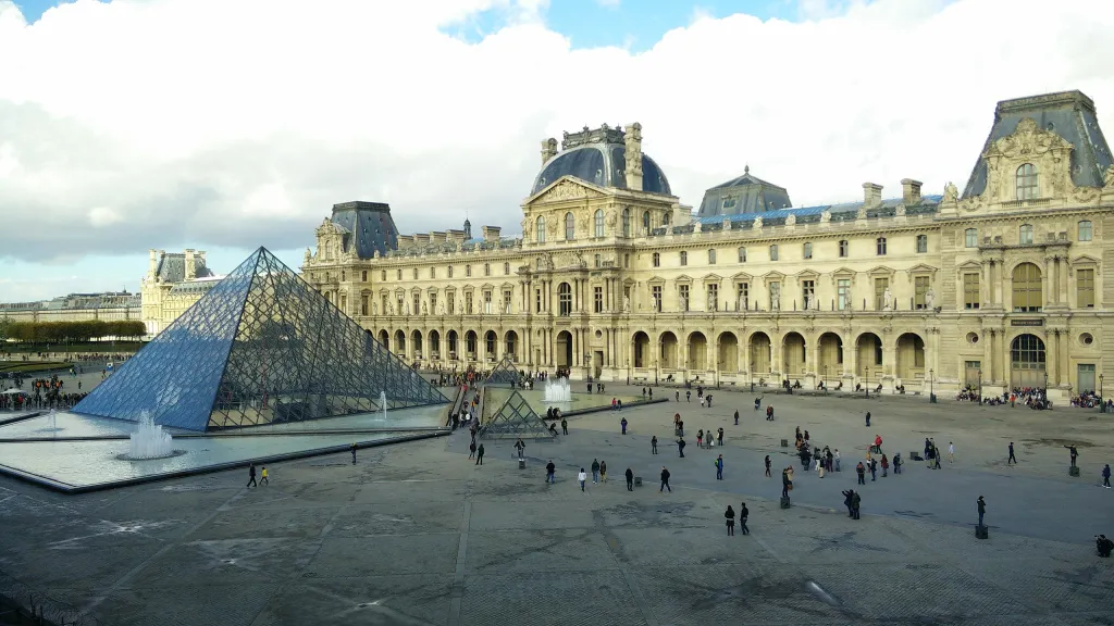 Mnozí si dnes palác Louvre a Napoleonovo nádvoří neumí bez skleněné 20,6 metru vysoké pyramidy představit.