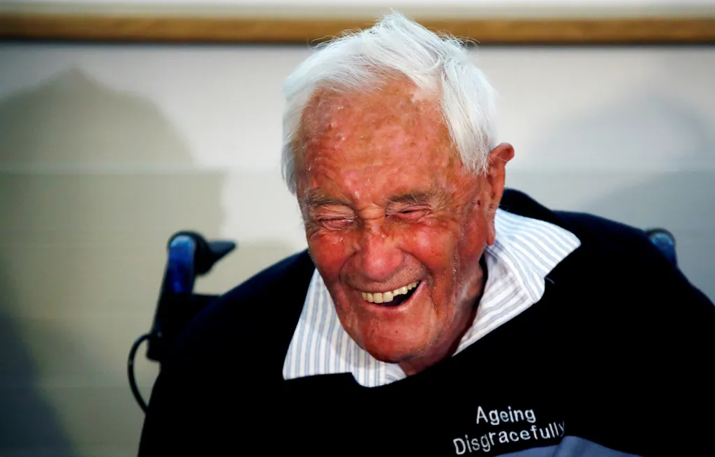 David Goodall (104 let) se směje na tiskové konferenci den před tím, než vyrazil vzít si dobrovolně vlastní život při asistované sebevraždě.