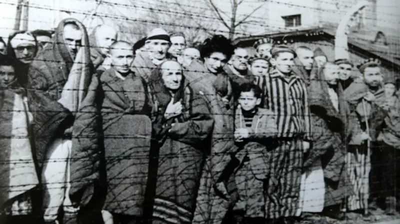 Vězni koncentračního tábora Auschwitz po osvobození Rudou armádou