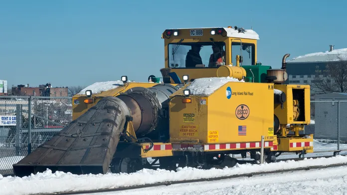Sněhová fréza zprovozňuje železniční trať na Long Islandu