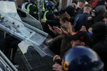Smrt mladíka spoutaného policisty vyvolala násilné protesty v Southamptonu