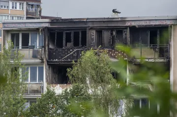 Jedna těžce zraněná po výbuchu v panelovém domě v Liberci. Na vině je asi plyn