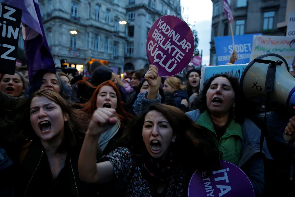Aktivistky za práva žen se shromažďují, aby pochodovaly po náměstí Taksim v Istanbulu na protest proti genderovému násilí v Turecku