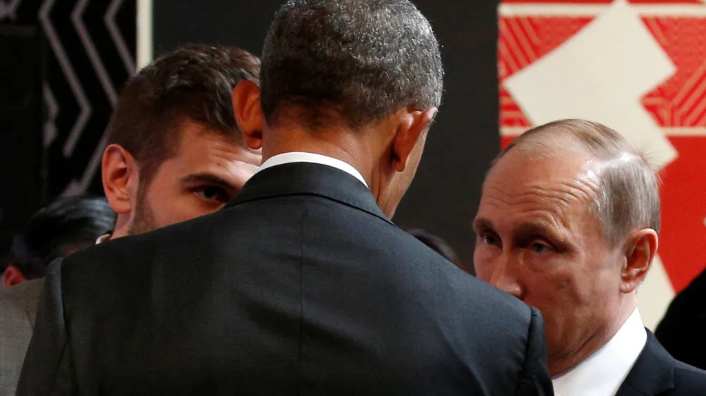 Obama a Putin během setkání na summitu APEC