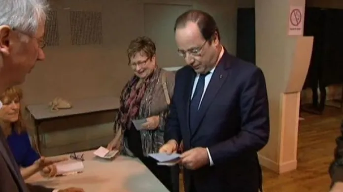 Volby ve Francii potvrdily propad důvěry Hollandově vládě