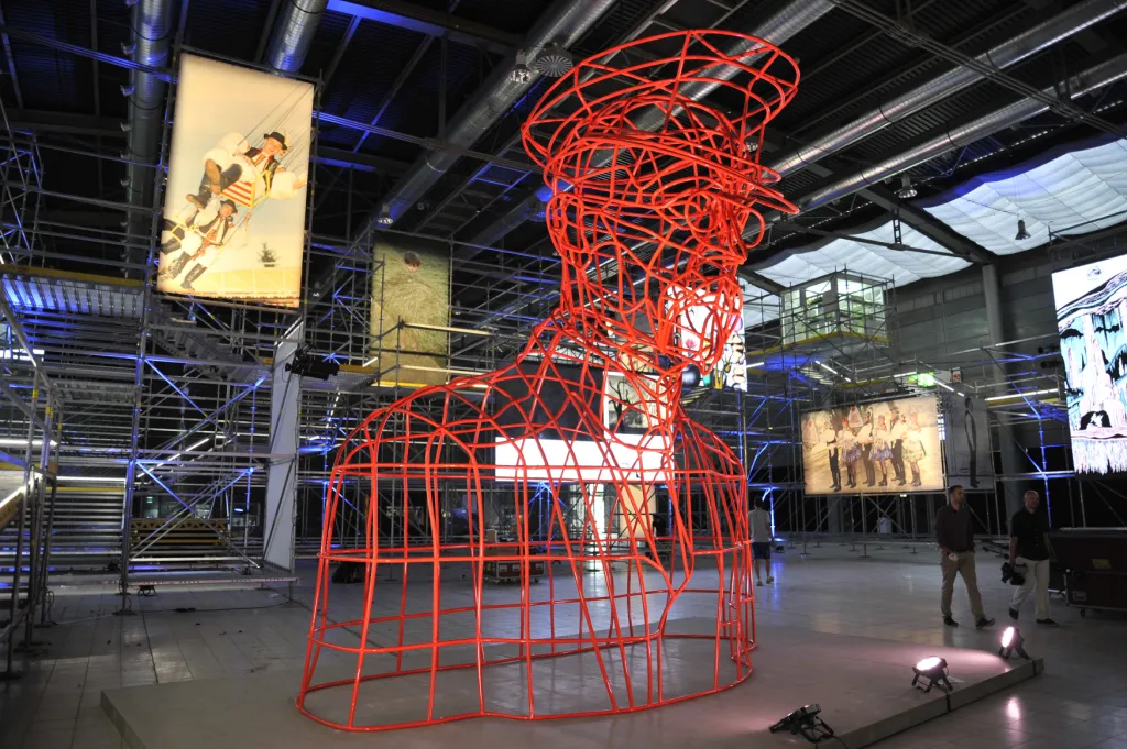 Expozice Avant Garde, která prostřednictvím designu a architektonického řešení vyvolává iluzi Svobodného města. K dominantám „města“ patří červená plastika od Maxima Velčovského - hlava prvního československého prezidenta T. G. Masaryka.