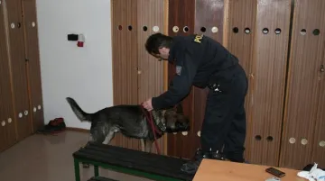 Policisté prohledávají šatny