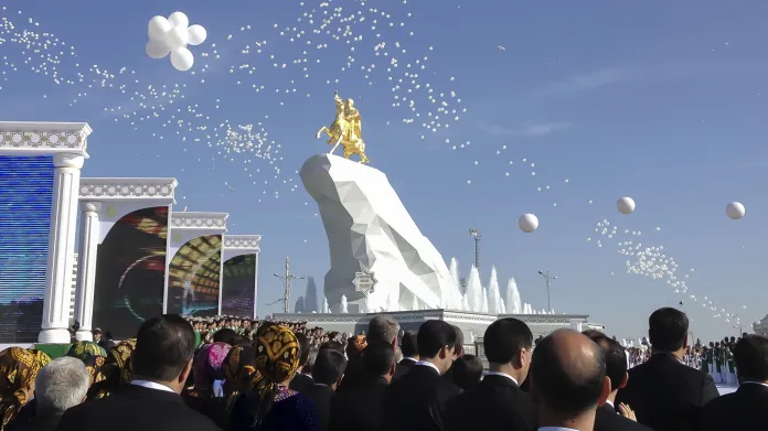 Obří sochu prezidenta pokrývá 24karátové zlato