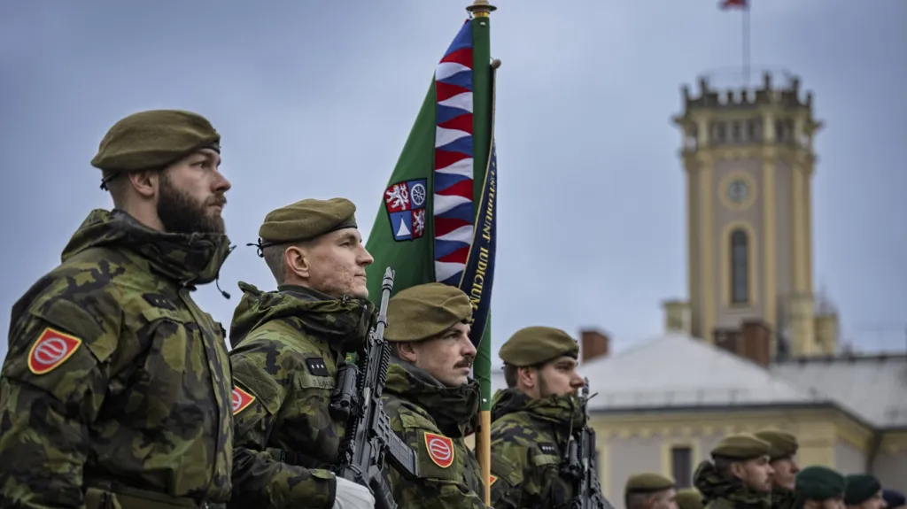 Slavnostní nástup 31. pluku radiační, chemické a biologické ochrany generálmajora Oskara Starkoče ke Dni válečných veteránů v Liberci