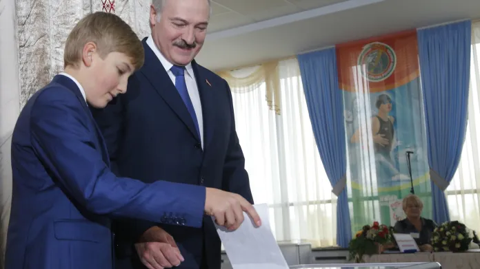 Alexandr Lukašenko při prezidentské volbě se synem Nikolajem