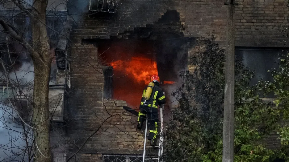 Ruská raketa zasáhla obytný dům v Kyjevě