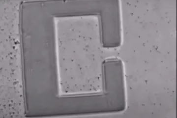 Mikroroboti z gelu a zlata řízení světlem? Žádné sci-fi, ale realita v podání českých vědců