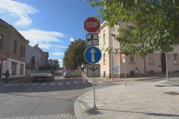 Nový předpis umožňuje, aby „les“ dopravních značek prořídl. Někde ho zatím nevyužili