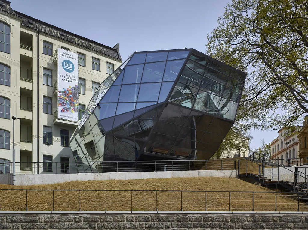 Přístavba budovy Muzea skla a bižuterie v Jablonci nad Nisou (autoři: Michal Hlaváček, Zdeněk Holek)