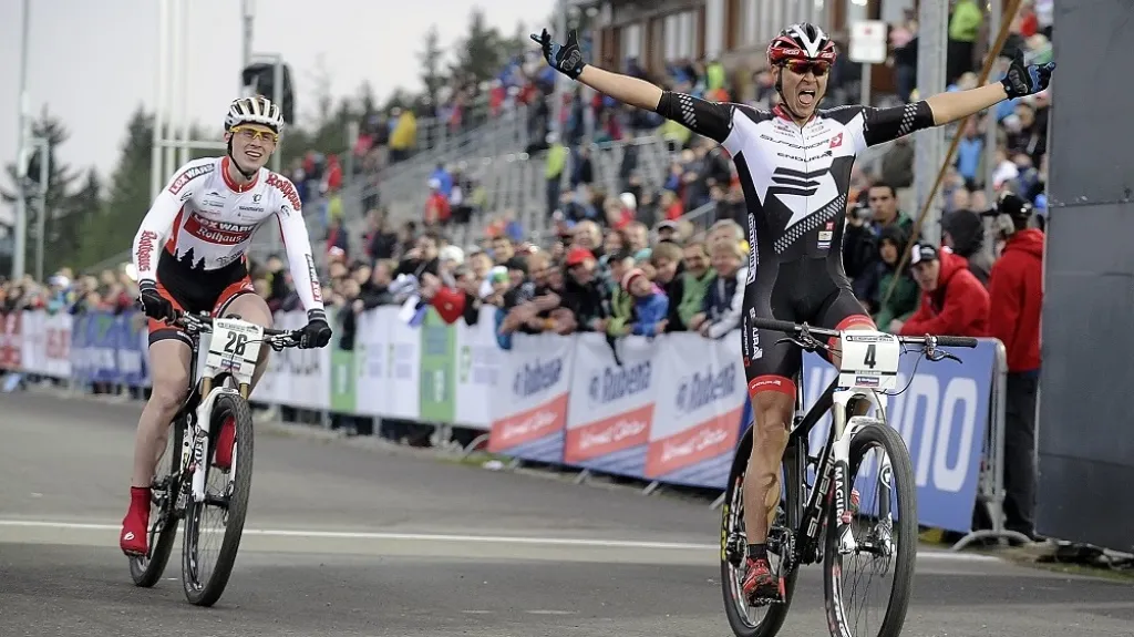 Brit Kenta Gallagher (vpravo) se raduje  v cíli sprintu