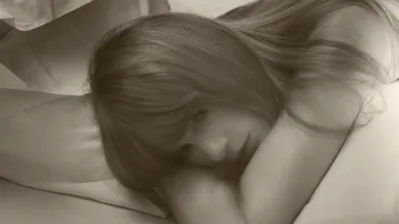 Taylor Swiftová na propagačních fotografiích k albu The Tortured Poets Department