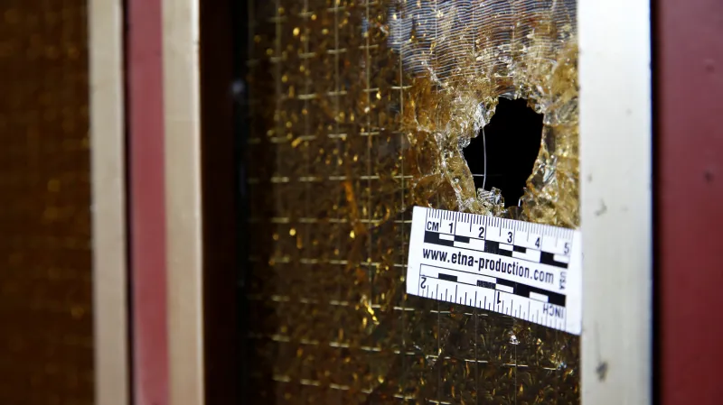 Díra po kulce v domě, u kterého byl zastřelen Chérif Chekatt