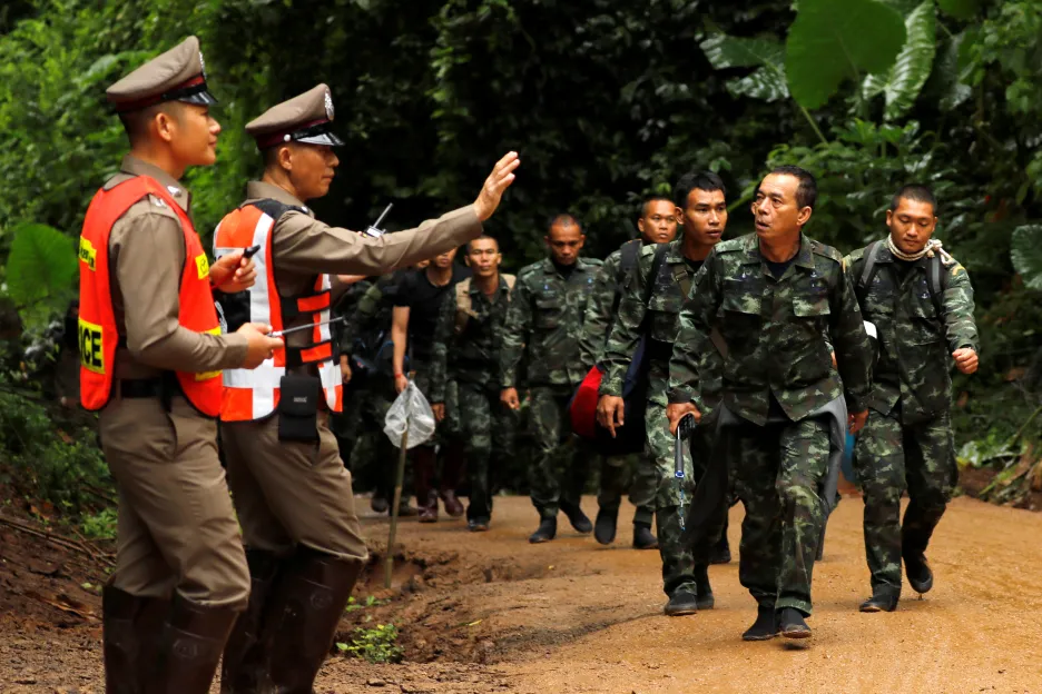 Thajští vojáci podílející se na záchraně dvanácti chlapců ze zatopeného jeskynního komplexu