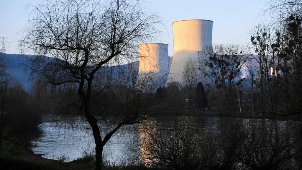 Chladicí věže jaderné elektrárny ve francouzském Chooz