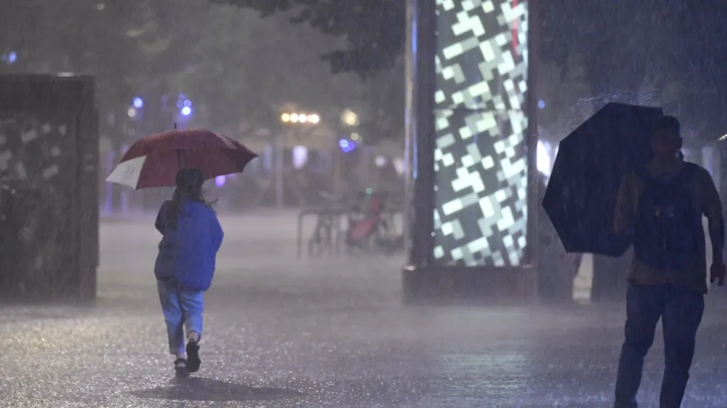 Prudký déšť na Václavském náměstí v Praze