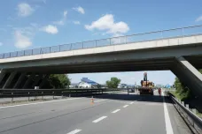 Most přes dálnici D2 v Brně je v havarijním stavu. Silničáři omezili provoz