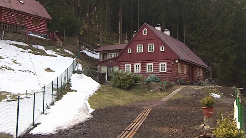 V tomto domě měl muž sklad zbraní