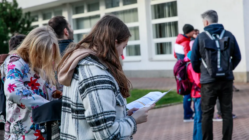 Studenti před přijímačkami na gymnázium v Brně