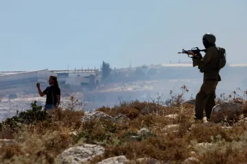Násilí osadníků proti Palestincům roste, mají krytí úřadů, píše komise OSN
