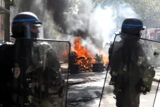 Slzný plyn a desítky zadržených. Policie v Paříži zasáhla proti žlutým vestám, radikálové staví barikády