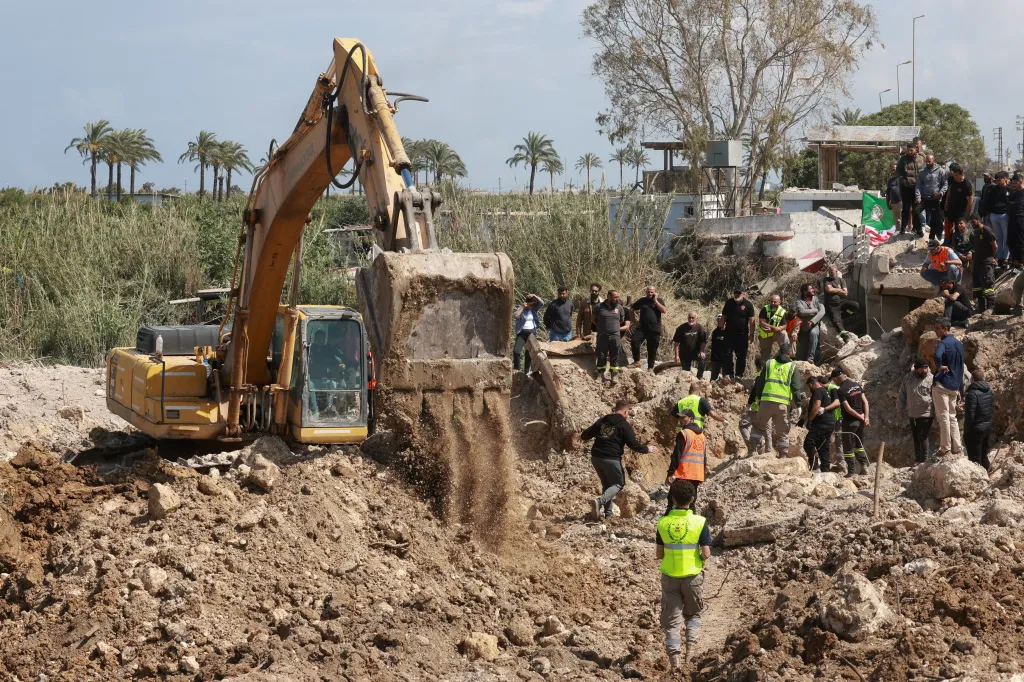K pátrání po obětech izraelského ostřelovaní v troskách mostu ve městě Kasmíji na jihu Libanonu využívají záchranáři i těžkou techniku