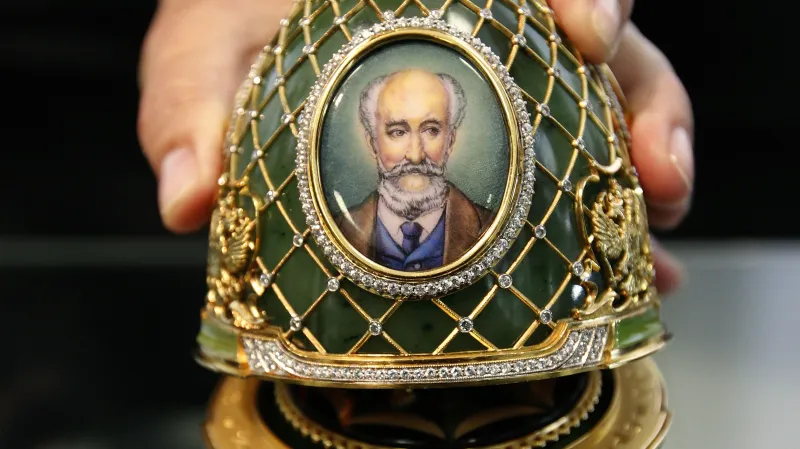 Portrét Petera Carla Fabergého na šperkařském vejci od Russkiye Samotsvety Corporation z Petrohradu (která ale nemá žádnou právní návaznost na značku Fabergé)