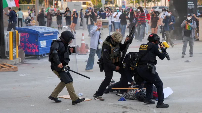 Zásah ozbrojených sil proti demonstrantům v L. A. (6. června 2025)