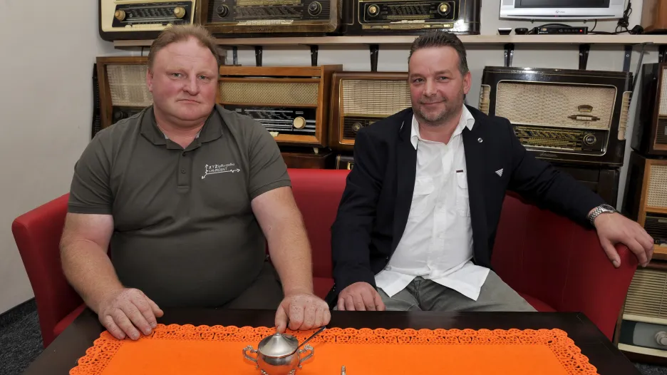 Hledači pokladů Piotr Koper (vlevo) a Andreas Richter