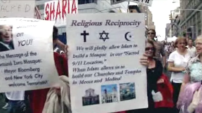 Demonstrace odpůrců mešity na Ground Zero