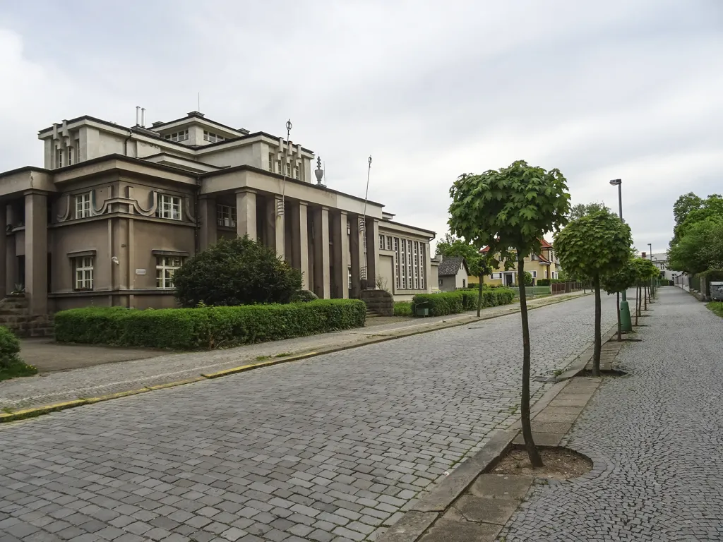 Jaroměř. Budova Husova sboru od Bohumila Kubečka jako příklad veřejných budov první republiky v Jaroměři. Výstavba veřejných budov v Jaroměři po roce 1918 je tématem památkářů Jiřího Balského a Matěje Kubiny.