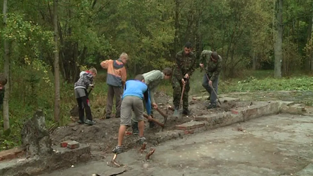 Skauti obnovují poutní místo ve Staré Vodě