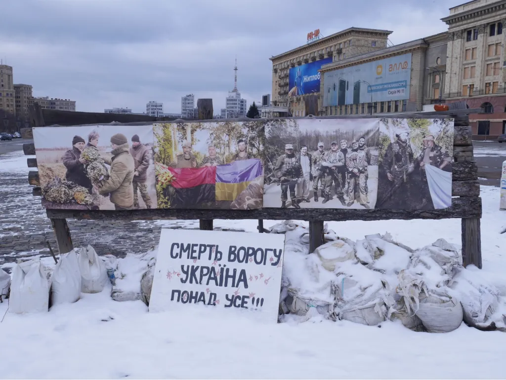 „Smrt nepříteli. Ukrajina nade vše.“ Náměstí Svobody, Charkov.
