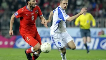 Marek Jankulovski z ČR (vlevo) v souboji se Stanislavem Šestákem