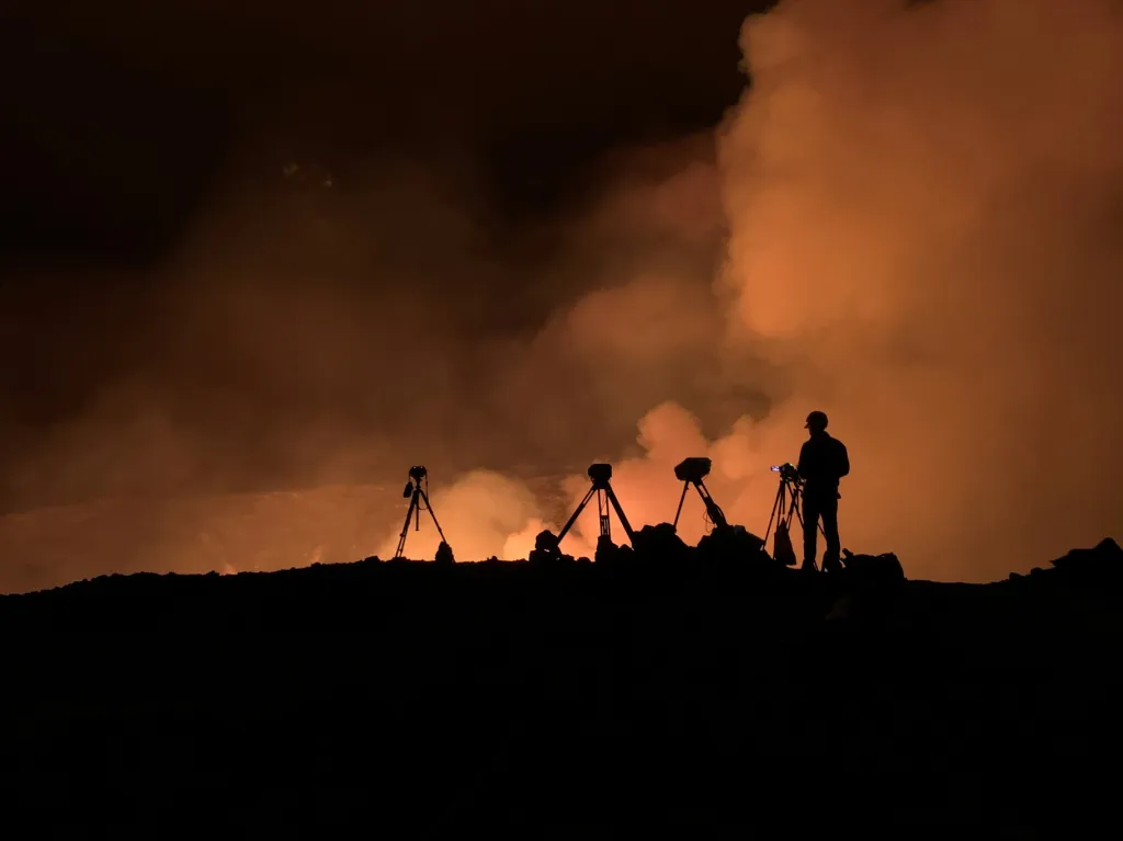 Vědci z  Havajské vulkanické observatoře (HVO) monitorují aktivitu sopky Kilauea v národním parku Hawaii na Havaji již několik let. Snímky ukazují aktivitu vulkánu v rozmezí 29. září až 3. října 2021