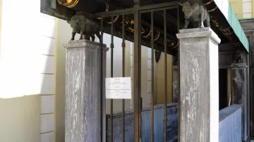 Z III. nádvoří Pražského hradu vede do zahrady Na Valech Plečnikem navržené schodiště. Podle ozdobných bronzových plastik býků se mu říká Býčí. Architekt navrhl také jeho kompletní výzdobu včetně klik na dveřích a vstupního baldachýnu  v horní části